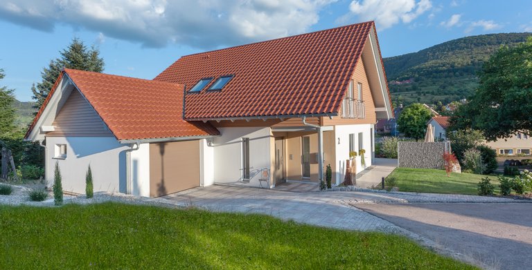 Bungalow Haus Im Landhausstil Skandinavisch Mit Holz Fassade